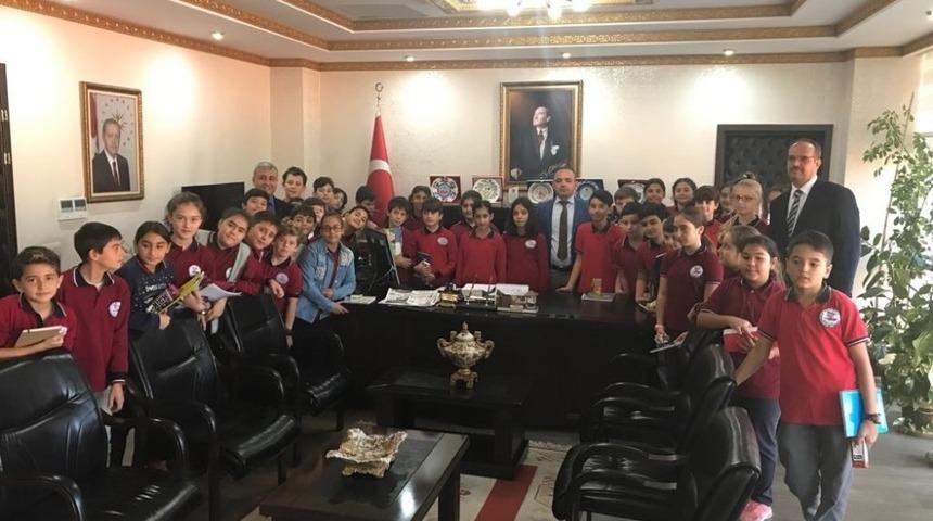 Burhaniye’de Kaymakam Öner öğrencileri ağırladı