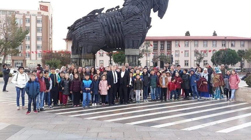 35 öğrenci ve veliye Çanakkale gezisi düzenlendi