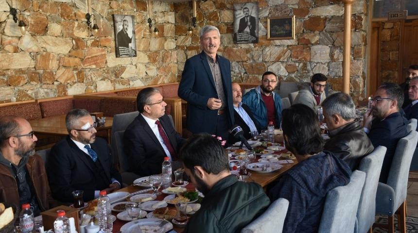 Valilik Basın ve Halkla İlişkiler M&uuml;d&uuml;r&uuml; Osman Demir, istifa ederek AK Parti&rsquo;den Mucur İl&ccedil;e Belediye Başkanlığına aday adayı oldu