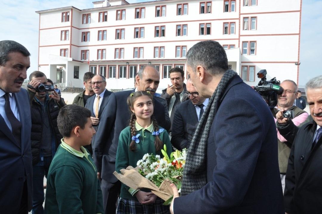 Karslı &ouml;ğrenci Bakan Sel&ccedil;uk ve sanat&ccedil;ı Bing&ouml;l&rsquo;&uuml; b&uuml;y&uuml;ledi