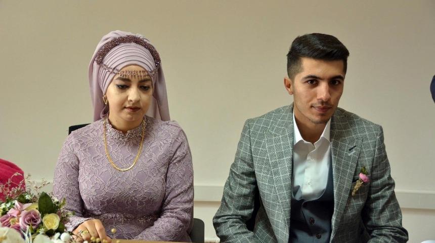 Yozgat&rsquo;ta gen&ccedil; &ccedil;ift m&uuml;ft&uuml;l&uuml;k nikahı ile hayatlarını birleştirdi