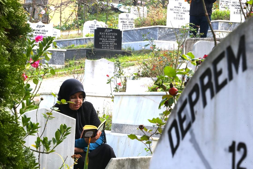 Deprem şehitleri mezarları başında anıldı
