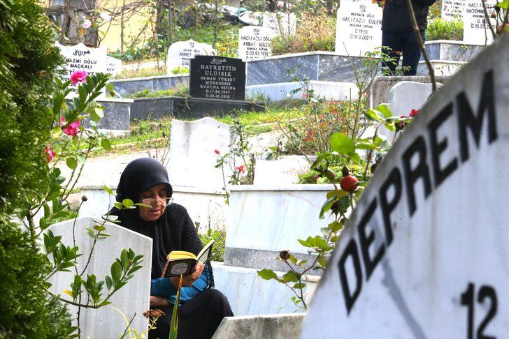 Deprem şehitleri mezarları başında anıldı G1