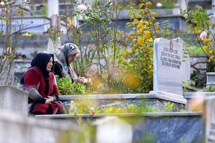 Deprem şehitleri mezarları başında anıldı G2