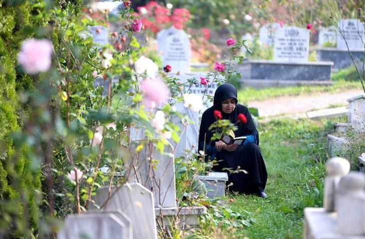 Deprem şehitleri mezarları başında anıldı G3