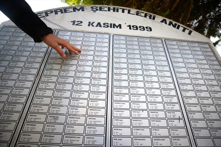 Deprem şehitleri mezarları başında anıldı G4