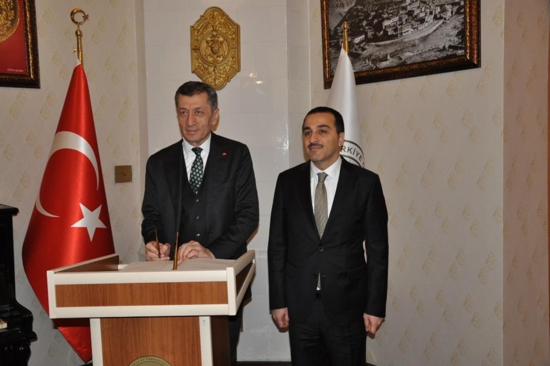 Bakan Sel&ccedil;uk, Vali &Ouml;ks&uuml;z&rsquo;&uuml; makamında ziyaret etti