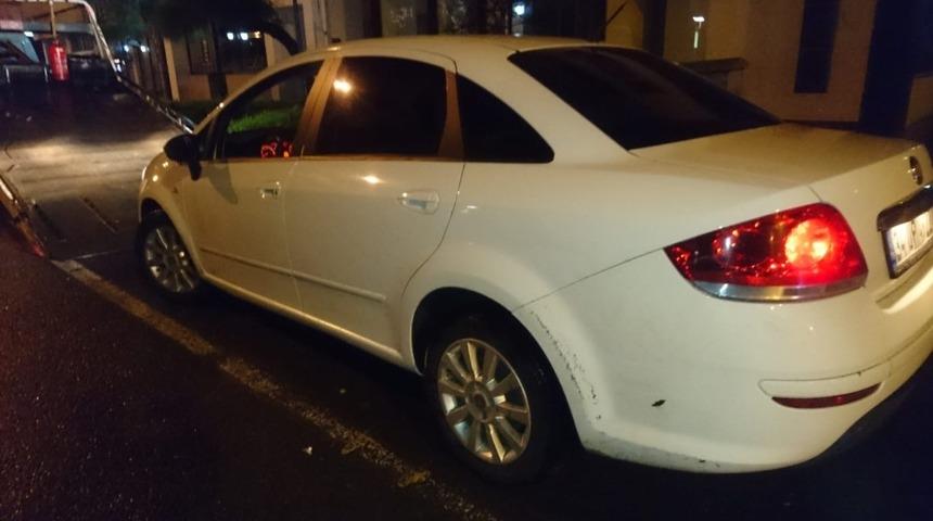 Polisin ş&uuml;phelendiği ara&ccedil;tan silah ve uyuşturucu &ccedil;ıktı