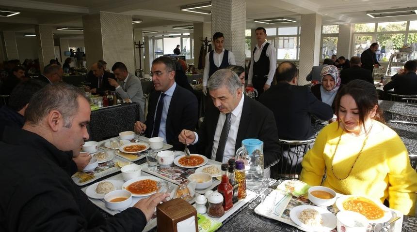 Başkan &Ccedil;elik, &ouml;ğle yemeğinde B&uuml;y&uuml;kşehir Belediyesi personeli ile bir aradaydı