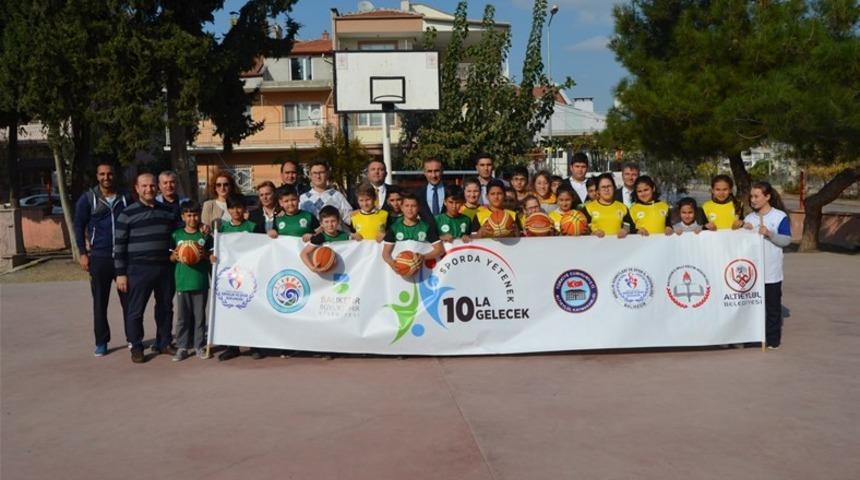 &Ouml;ğrenciler ders sonrası spor yapıyor