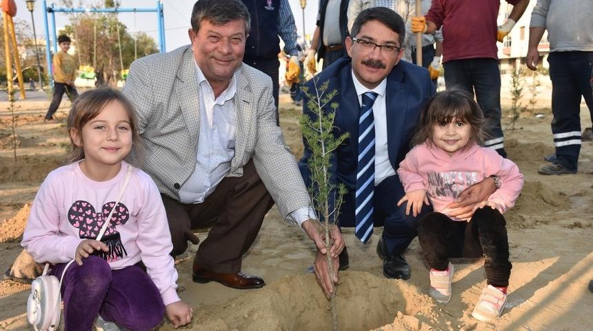 İlk fidanı Başkan &Ccedil;elik ve &ccedil;ocuklar dikti
