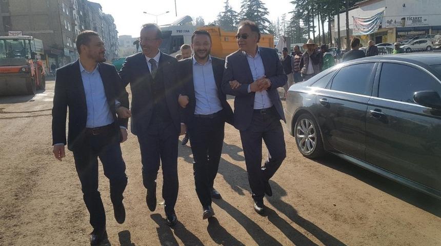 Başkan Se&ccedil;en, İl Başkanı Yanar ve milletvekilleri asfalt &ccedil;alışmasını yerinde inceledi