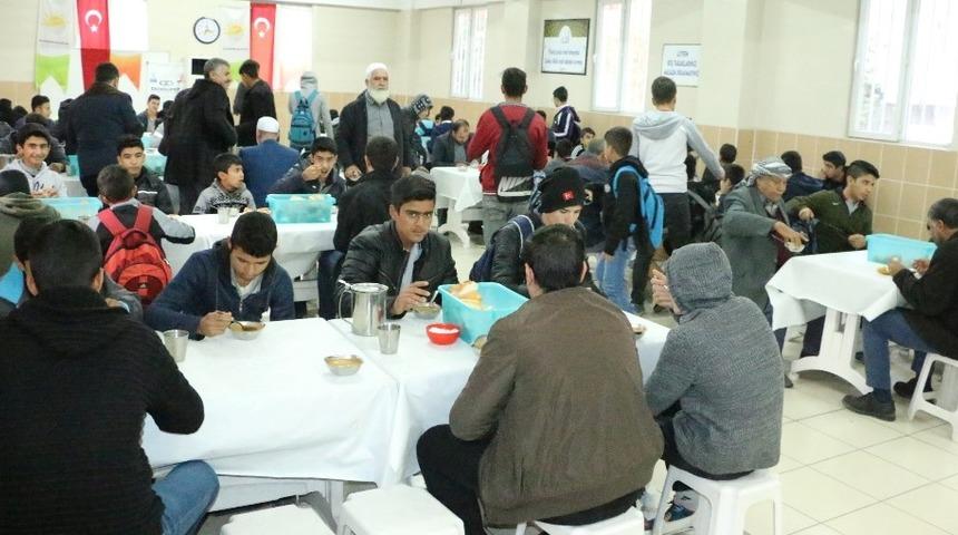 Şanlıurfa&rsquo;da vatandaşlara &ccedil;orba ikramı