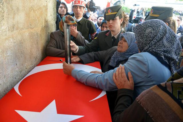 Şehit annesi, oğlunu 'kuzum' diye uğurladı