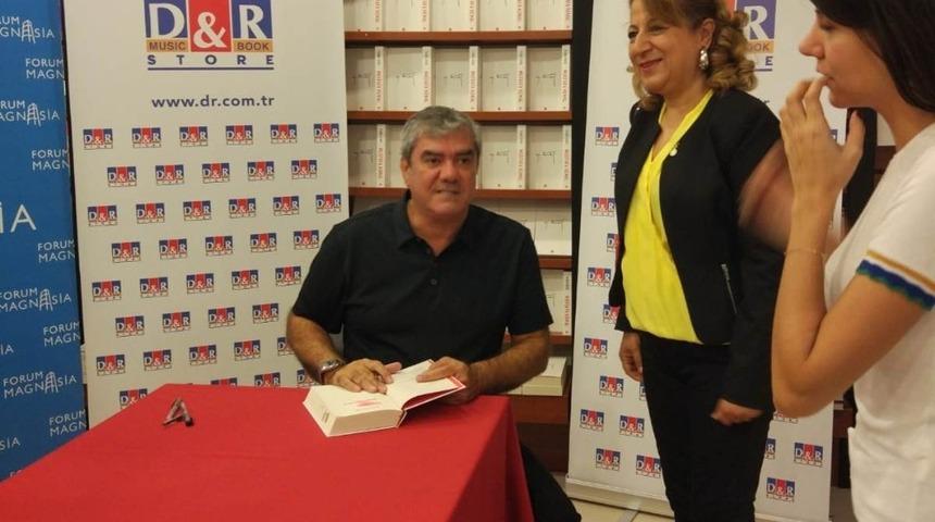 Yılmaz &Ouml;zdil, Forum Magnesia&rsquo;da okurlarıyla buluştu