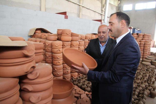 Vali Kaldırım, tekstil ve çömlek fabrikalarını inceledi